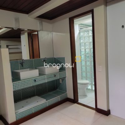 Casa com 224m², 6 quartos (sendo 2 suítes), 5 garagens, no bairro Agronômica em Florianópolis