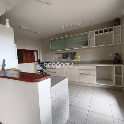 Casa com 224m², 6 quartos (sendo 2 suítes), 5 garagens, no bairro Agronômica em Florianópolis