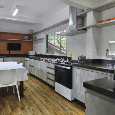 Casa com 224m², 6 quartos (sendo 2 suítes), 5 garagens, no bairro Agronômica em Florianópolis