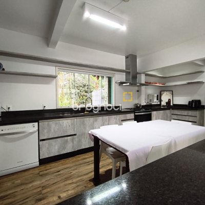 Casa com 224m², 6 quartos (sendo 2 suítes), 5 garagens, no bairro Agronômica em Florianópolis