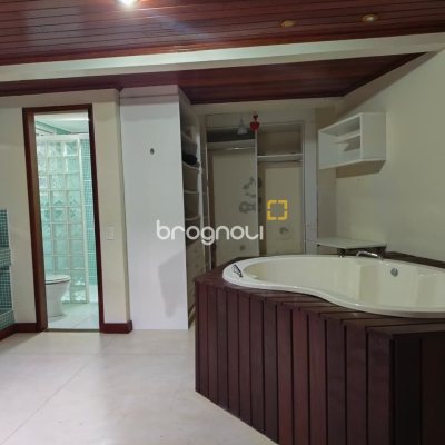 Casa com 224m², 6 quartos (sendo 2 suítes), 5 garagens, no bairro Agronômica em Florianópolis