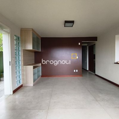 Casa com 224m², 6 quartos (sendo 2 suítes), 5 garagens, no bairro Agronômica em Florianópolis