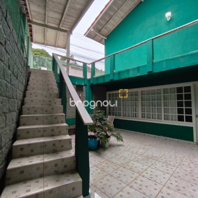 Casa com 224m², 6 quartos (sendo 2 suítes), 5 garagens, no bairro Agronômica em Florianópolis