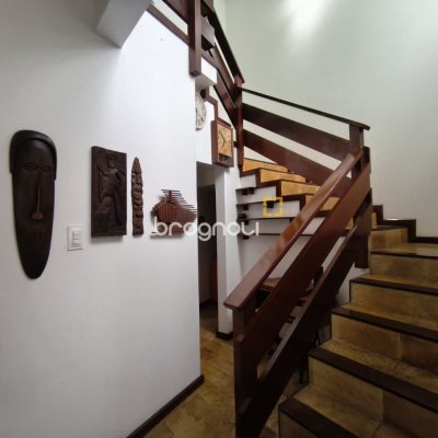 Casa com 224m², 6 quartos (sendo 2 suítes), 5 garagens, no bairro Agronômica em Florianópolis