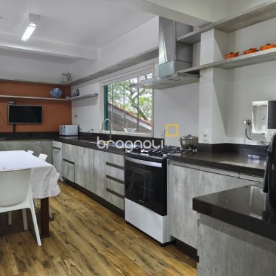 Casa com 224m², 6 quartos (sendo 2 suítes), 5 garagens, no bairro Agronômica em Florianópolis
