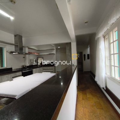 Casa com 224m², 6 quartos (sendo 2 suítes), 5 garagens, no bairro Agronômica em Florianópolis