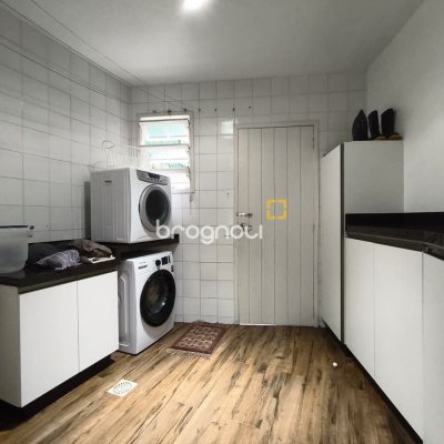 Casa com 224m², 6 quartos (sendo 2 suítes), 5 garagens, no bairro Agronômica em Florianópolis