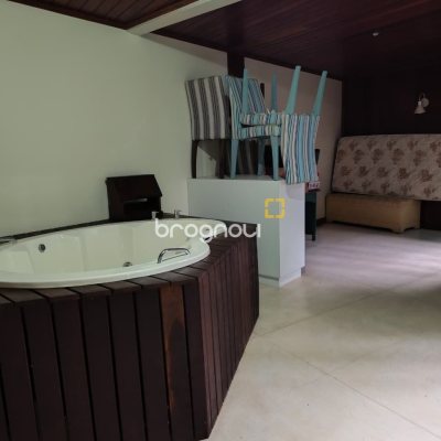Casa com 224m², 6 quartos (sendo 2 suítes), 5 garagens, no bairro Agronômica em Florianópolis