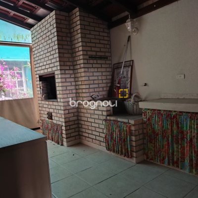 Casa com 224m², 6 quartos (sendo 2 suítes), 5 garagens, no bairro Agronômica em Florianópolis