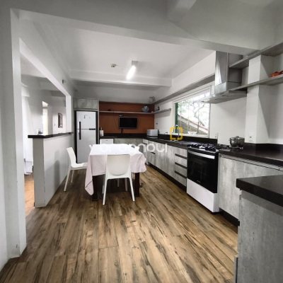 Casa com 224m², 6 quartos (sendo 2 suítes), 5 garagens, no bairro Agronômica em Florianópolis