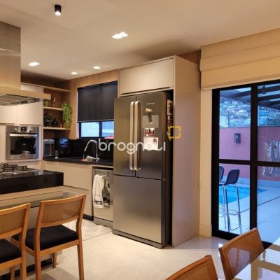 Casa com 232m², 4 quartos (sendo 1 suíte), 4 garagens, no bairro Saco dos Limões em Florianópolis