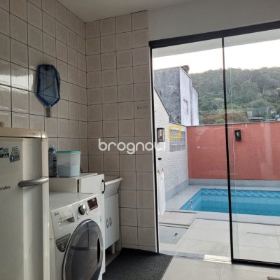 Casa com 232m², 4 quartos (sendo 1 suíte), 4 garagens, no bairro Saco dos Limões em Florianópolis