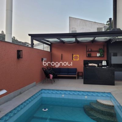 Casa com 232m², 4 quartos (sendo 1 suíte), 4 garagens, no bairro Saco dos Limões em Florianópolis