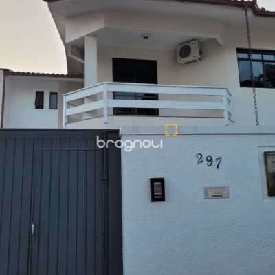 Casa com 232m², 4 quartos (sendo 1 suíte), 4 garagens, no bairro Saco dos Limões em Florianópolis