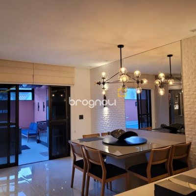 Casa com 232m², 4 quartos (sendo 1 suíte), 4 garagens, no bairro Saco dos Limões em Florianópolis