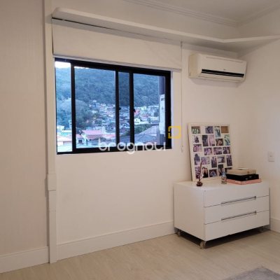 Casa com 232m², 4 quartos (sendo 1 suíte), 4 garagens, no bairro Saco dos Limões em Florianópolis