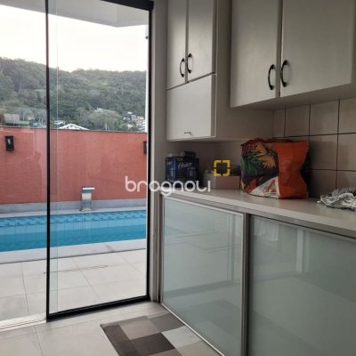 Casa com 232m², 4 quartos (sendo 1 suíte), 4 garagens, no bairro Saco dos Limões em Florianópolis
