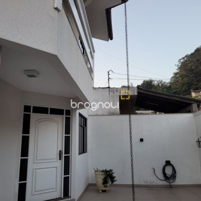 Casa com 232m², 4 quartos (sendo 1 suíte), 4 garagens, no bairro Saco dos Limões em Florianópolis