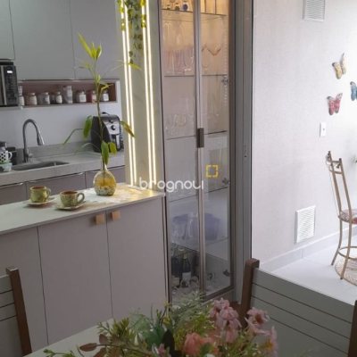 Apartamento com 81m², 2 quartos (sendo 1 suíte), 2 garagens, no bairro Ingleses do Rio Vermelho em Florianópolis