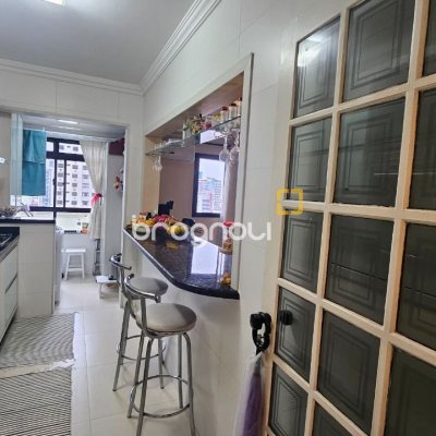 Apartamento com 65m², 2 quartos, 1 garagem, no bairro Centro em Florianópolis