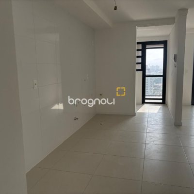 Apartamento com 86m², 2 quartos (sendo 1 suíte), 2 garagens, no bairro Barreiros em São José