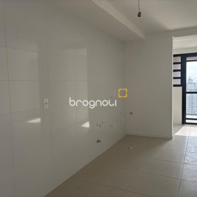 Apartamento com 86m², 2 quartos (sendo 1 suíte), 2 garagens, no bairro Barreiros em São José