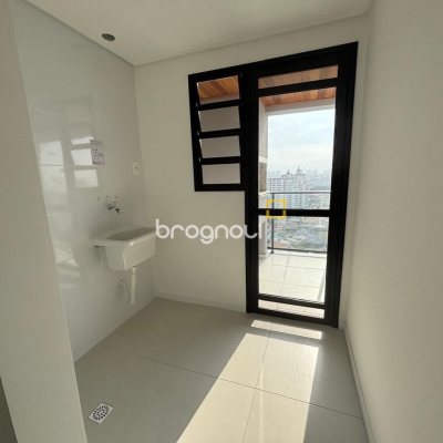 Apartamento com 86m², 2 quartos (sendo 1 suíte), 2 garagens, no bairro Barreiros em São José