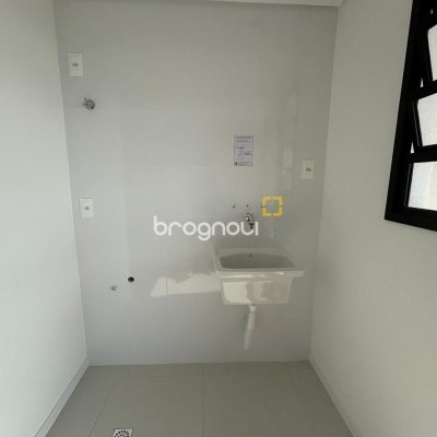 Apartamento com 86m², 2 quartos (sendo 1 suíte), 2 garagens, no bairro Barreiros em São José