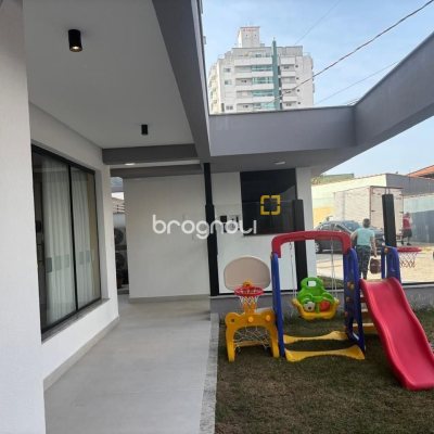 Apartamento com 86m², 2 quartos (sendo 1 suíte), 2 garagens, no bairro Barreiros em São José