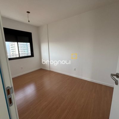 Apartamento com 86m², 2 quartos (sendo 1 suíte), 2 garagens, no bairro Barreiros em São José