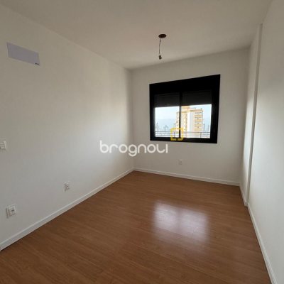 Apartamento com 86m², 2 quartos (sendo 1 suíte), 2 garagens, no bairro Barreiros em São José