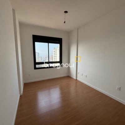 Apartamento com 86m², 2 quartos (sendo 1 suíte), 2 garagens, no bairro Barreiros em São José