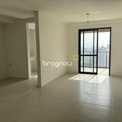 Apartamento com 86m², 2 quartos (sendo 1 suíte), 2 garagens, no bairro Barreiros em São José