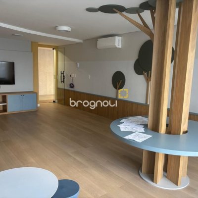 Apartamento com 86m², 2 quartos (sendo 1 suíte), 2 garagens, no bairro Barreiros em São José