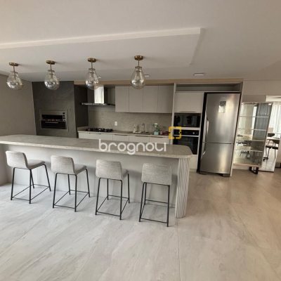 Apartamento com 86m², 2 quartos (sendo 1 suíte), 2 garagens, no bairro Barreiros em São José