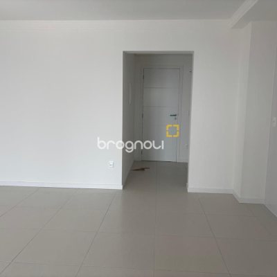 Apartamento com 86m², 2 quartos (sendo 1 suíte), 2 garagens, no bairro Barreiros em São José