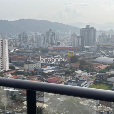 Apartamento com 86m², 2 quartos (sendo 1 suíte), 2 garagens, no bairro Barreiros em São José