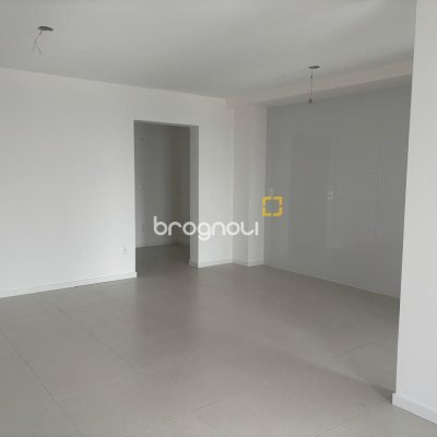 Apartamento com 86m², 2 quartos (sendo 1 suíte), 2 garagens, no bairro Barreiros em São José