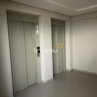 Apartamento com 86m², 2 quartos (sendo 1 suíte), 2 garagens, no bairro Barreiros em São José