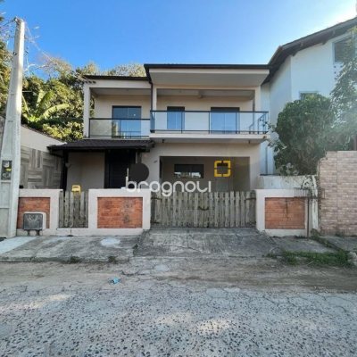 Casa com 200m², 4 quartos (sendo 1 suíte), 2 garagens, no bairro Pântano do Sul em Florianópolis