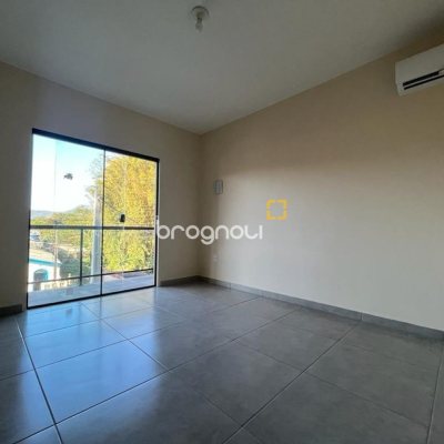 Casa com 200m², 4 quartos (sendo 1 suíte), 2 garagens, no bairro Pântano do Sul em Florianópolis