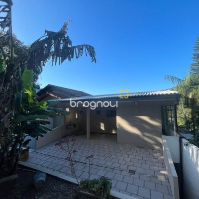 Casa com 200m², 4 quartos (sendo 1 suíte), 2 garagens, no bairro Pântano do Sul em Florianópolis