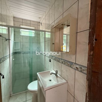 Casa com 137m², 5 quartos (sendo 1 suíte), 4 garagens, no bairro Forquilhinha em São José