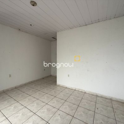 Casa com 137m², 5 quartos (sendo 1 suíte), 4 garagens, no bairro Forquilhinha em São José