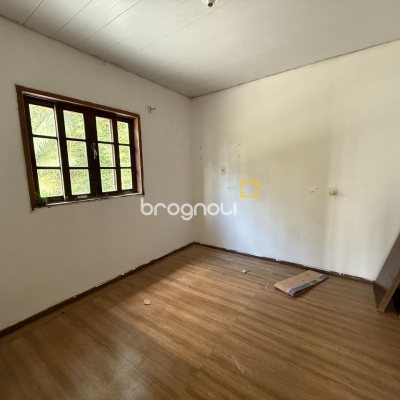 Casa com 137m², 5 quartos (sendo 1 suíte), 4 garagens, no bairro Forquilhinha em São José