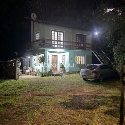 Casa com 137m², 5 quartos (sendo 1 suíte), 4 garagens, no bairro Forquilhinha em São José