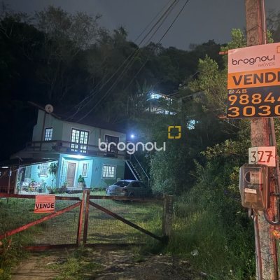 Casa com 137m², 5 quartos (sendo 1 suíte), 4 garagens, no bairro Forquilhinha em São José