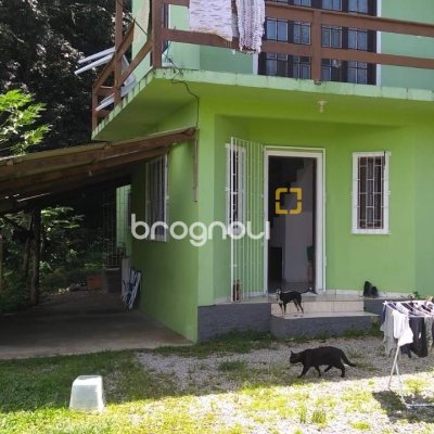 Casa com 137m², 5 quartos (sendo 1 suíte), 4 garagens, no bairro Forquilhinha em São José
