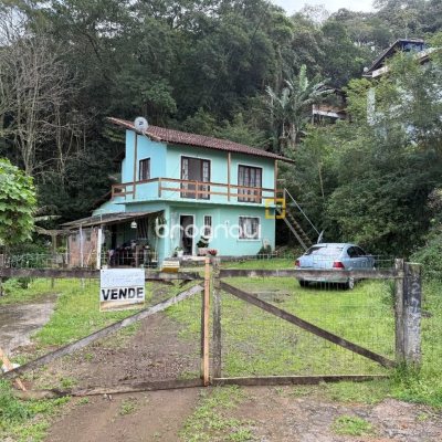 Casa com 137m², 5 quartos (sendo 1 suíte), 4 garagens, no bairro Forquilhinha em São José
