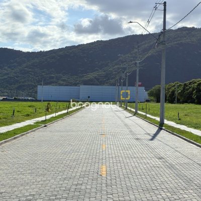 Terreno com 385m², no bairro São João do Rio Vermelho em Florianópolis
